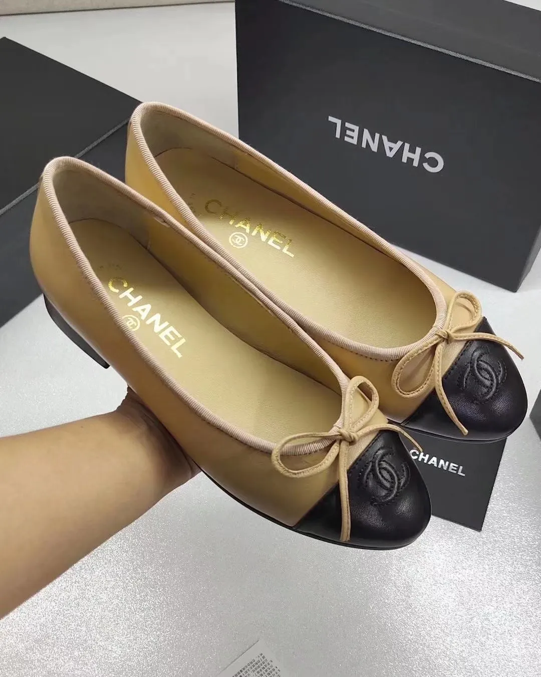 👟👟Ex-factory price 440👟👟 Chanel Chanel, ballet shoes, fashionable items, timeless classics, maintaining elegance. Exquisite style can be seen everywhere on the feet of celebrities and Internet celebrities. Luxury, replica of the popular original that will never fade away, upper; imported mixed sheepskin, inner sheepskin, size 35-41, genuine leather sole. There are too many colors for this type of fabric, please come to us for enquiries.